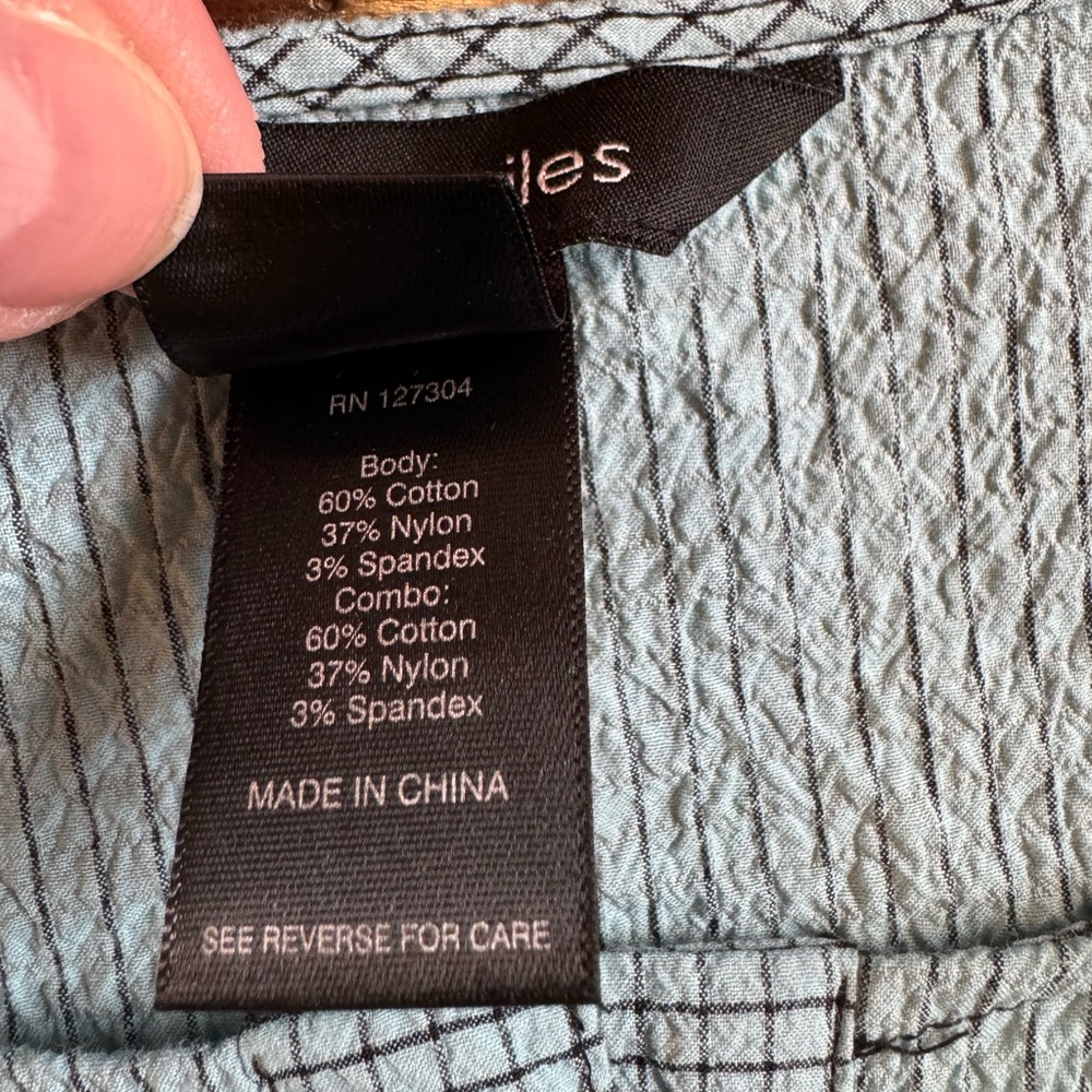 Light blue Ali Miles top with unique buttons - Picture 10 of 12
